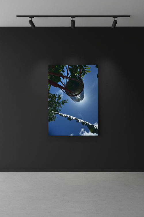 Aluminium Kunstdruck Hidden Sun in Galerie-Atmosphäre – abstrakte Sonne Metallbild an der Wand